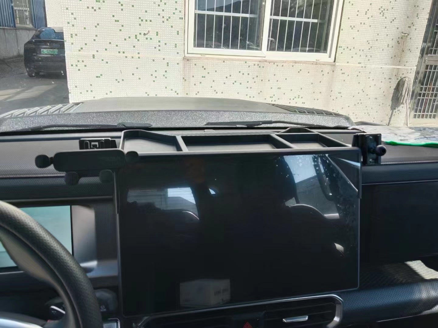 Phone holders and storage behind screen ( 2 in 1) for Jetour T2